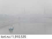 Вид с Патриаршего моста на Кремль. Густой смог от лесных пожаров накрыл Москву (2010 год). Стоковое фото, фотограф Алёшина Оксана / Фотобанк Лори