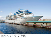 Круизный лайнер "Azamara Jorney" у причала на Неве. Санкт-Петербург (2010 год). Редакционное фото, фотограф Александр Щепин / Фотобанк Лори