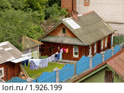 Старый деревянный дом на узеньком участке (2010 год). Стоковое фото, фотограф Татьяна Федулова / Фотобанк Лори