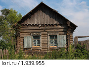 Два грустных окна а фасаде старого дома (2010 год). Стоковое фото, фотограф Анатолий Матвейчук / Фотобанк Лори