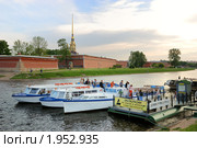 Прогулочные суда рядом с Петропавловской крепостью. Санкт-Петербург (2010 год). Редакционное фото, фотограф Дмитрий Яковлев / Фотобанк Лори