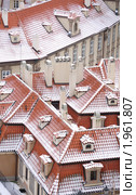 Прага. Красные черепичные крыши, запорошенные снегом (2009 год). Стоковое фото, фотограф T&B / Фотобанк Лори