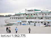 Теплоход "Иван Кулибин" на пристани речного вокзала. Город Углич. (2010 год). Редакционное фото, фотограф stargal / Фотобанк Лори