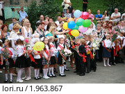 1 сентября. Первоклассники на линейке (2010 год). Редакционное фото, фотограф Firststar / Фотобанк Лори