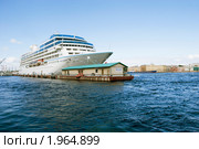 Круизный лайнер Azamara Jorney у причала на Неве. Санкт-Петербург (2010 год). Редакционное фото, фотограф Александр Щепин / Фотобанк Лори