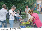 Нерусская женщина продает на улице фрукты (2010 год). Редакционное фото, фотограф Артем Костров / Фотобанк Лори