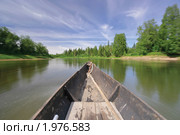 Движение по реке на деревянной моторной лодке. Стоковое фото, фотограф Егор Никифоров / Фотобанк Лори