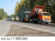 Работает комплексная бригада по укладке асфальта (2010 год). Редакционное фото, фотограф Анатолий Матвейчук / Фотобанк Лори