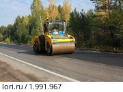 Автокаток прикатывет выравнивающий слой асфальта (2010 год). Редакционное фото, фотограф Анатолий Матвейчук / Фотобанк Лори