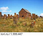 Маленькая часовня и хачкары, Норатус, Армения (2010 год). Стоковое фото, фотограф Татьяна Крамаревская / Фотобанк Лори