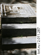 Тибет. Лхаса. Дворец Норбулинг. Ритуальная свастика (2006 год). Стоковое фото, фотограф Владислав Малышев / Фотобанк Лори