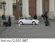 Выставочный экземпляр Citroen – хэтчбек DS3 перед входом на выставку Moscow Design Week в Манеже (2010 год). Редакционное фото, фотограф Валерия Попова / Фотобанк Лори