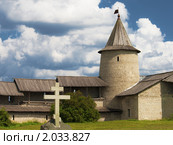 Псковский кремль, башня, крест, сооруженный в честь 1100-летия Пскова (2009 год). Редакционное фото, фотограф Max / Фотобанк Лори