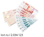 Два железнодорожных билета и веер из купюр разного достоинства (2010 год). Редакционное фото, фотограф Михаил Котов / Фотобанк Лори