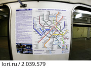 Схема линий скоростного транспорта Москвы в вагоне метро. 2009 год. Редакционное фото, фотограф Сергей Лешков / Фотобанк Лори