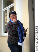 Переписчик у двери дома дует в свисток (2010 год). Редакционное фото, фотограф Анна Мартынова / Фотобанк Лори