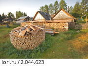 Несколько деревянных домов и поленница дров (2010 год). Редакционное фото, фотограф Егор Никифоров / Фотобанк Лори