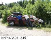 Вытаскивание машины из кювета после аварии (2010 год). Редакционное фото, фотограф Наталья Волкова / Фотобанк Лори