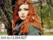 Девушка в ветках боярышника. Стоковое фото, фотограф Ткачёва Ольга / Фотобанк Лори