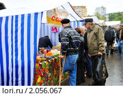 Пенсионеры в очереди за продуктами на сельскохозяйственной ярмарке. Редакционное фото, фотограф Анна Мартынова / Фотобанк Лори