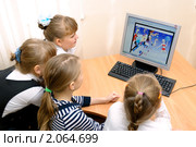 Девочки смотрят сайт в интернете (2010 год). Редакционное фото, фотограф Вячеслав Палес / Фотобанк Лори