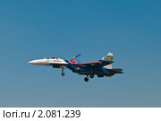 Истребитель Су-27 заходит на посадку (2010 год). Редакционное фото, фотограф Феликс Сорокин / Фотобанк Лори