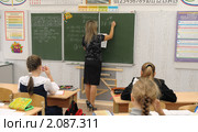 Учитель пишет на доске на уроке математики (2010 год). Редакционное фото, фотограф Вячеслав Палес / Фотобанк Лори
