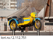 Милицейский мотоцикл "Урал" на постаменте (2010 год). Редакционное фото, фотограф Игорь Боголюбов / Фотобанк Лори