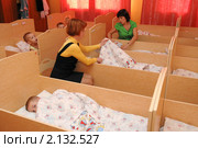Воспитатели укладывают детей на послеобеденный сон (2010 год). Редакционное фото, фотограф Вячеслав Палес / Фотобанк Лори