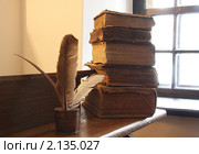 Книги на столе. Стоковое фото, фотограф Андрей Марцинкевич / Фотобанк Лори