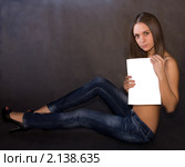 Девушка сидит на полу с табличкой. Стоковое фото, фотограф Кристина Викулова / Фотобанк Лори