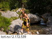 Красивый  молодой индеец с ирокезом  в лесу. Стоковое фото, фотограф Татьяна Евтушенко / Фотобанк Лори