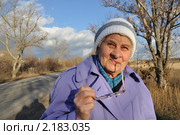 Размышляющая пожилая женщина с очками в руках. Стоковое фото, фотограф Константин Бабенко / Фотобанк Лори