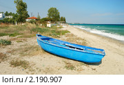 Синяя рыбацкая лодка на Халкидики (Греция) (2010 год). Стоковое фото, фотограф Дмитрий Яковлев / Фотобанк Лори