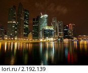 Ночной вид на Marina bay и небоскребы в Сингапуре (2010 год). Редакционное фото, фотограф SevenOne / Фотобанк Лори