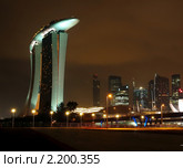 Ночной вид на отель Marina Bay Sands и мост в Сингапуре (2010 год). Редакционное фото, фотограф SevenOne / Фотобанк Лори