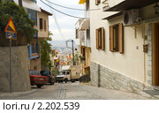 Узенькие горные улочки греческого города Салоники (2010 год). Редакционное фото, фотограф Владимир Чинин / Фотобанк Лори