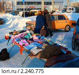 Две тетушки столкнулись на ярмарке в Заводоуковске (2010 год). Редакционное фото, фотограф Анатолий Матвейчук / Фотобанк Лори