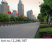 Шанхай. Улица перед мэрией города в день 1 мая. (2008 год). Стоковое фото, фотограф Дмитрий Фиронов / Фотобанк Лори