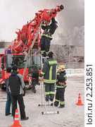 Подсоединение пожарного рукава к стреле пожарного крана "Liebherr" (2010 год). Редакционное фото, фотограф Алёшина Оксана / Фотобанк Лори