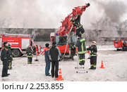 Подсоединение пожарного рукава к стреле пожарного крана "Liebherr" (2010 год). Редакционное фото, фотограф Алёшина Оксана / Фотобанк Лори