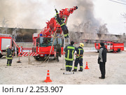 Подсоединение пожарного рукава к стреле пожарного крана "Liebherr" (2010 год). Редакционное фото, фотограф Алёшина Оксана / Фотобанк Лори