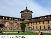Внутренний двор замка Сфорцеско в Милане (Castello Sforzesco) (2010 год). Редакционное фото, фотограф Сергей Якуничев / Фотобанк Лори