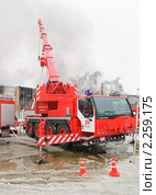 Подъем стрелы пожарного крана "Liebherr" (2010 год). Редакционное фото, фотограф Алёшина Оксана / Фотобанк Лори