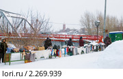 Кунгур. Торговля вязаными изделиями рядом с Сылвенским мостом (2010 год). Редакционное фото, фотограф Румянцева Наталия / Фотобанк Лори