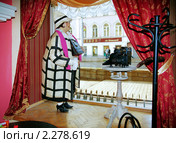 Фигура мадам Грицацуевой в кофейне "Рога и Копыта" в Костроме (2008 год). Редакционное фото, фотограф Михаил Марковский / Фотобанк Лори