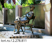Памятник Остапу Бендеру в Харькове на улице Петровского (2009 год). Редакционное фото, фотограф Михаил Марковский / Фотобанк Лори