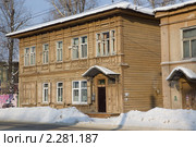 Типичный двухэтажный деревянный дом середины 50 -х годов XX века.г.Иркутск (2011 год). Стоковое фото, фотограф Игнатьев Михаил / Фотобанк Лори