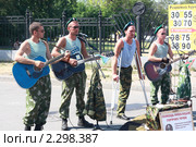 Ветераны горячих точек исполняют песню (2010 год). Редакционное фото, фотограф Alechandro / Фотобанк Лори