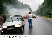 Автомобиль горит на обочине (2008 год). Редакционное фото, фотограф Щеголева Ольга / Фотобанк Лори
